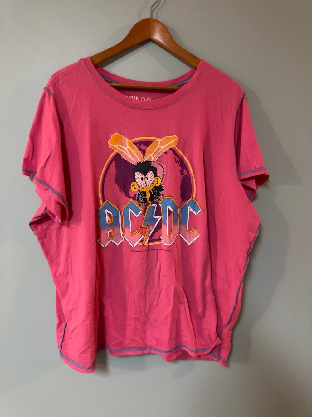 ACDC T Shirt Women’s Size 4 Pink Vinyl Icons Graphic Tee Looney Tunes Daffy